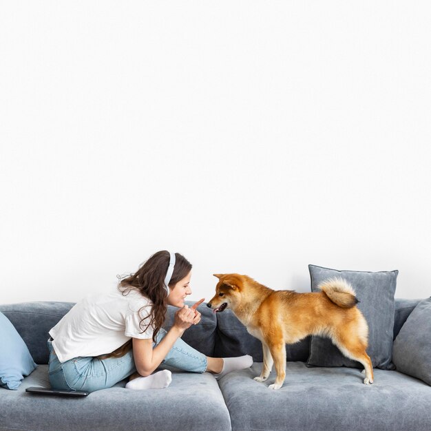 Vrouw tijd doorbrengen samen met haar hond