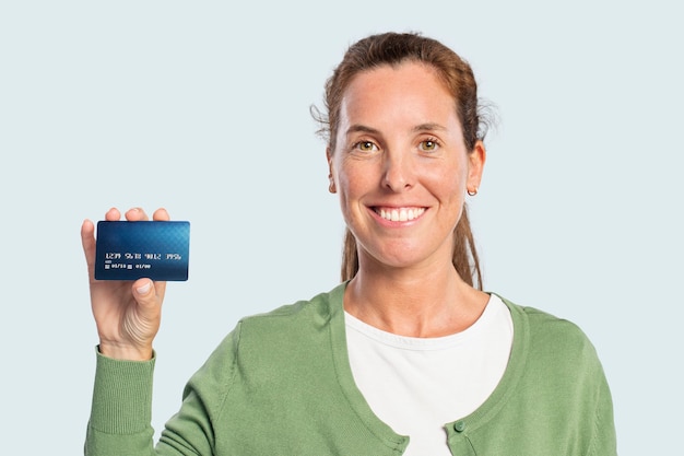 Gratis foto vrouw toont een creditcard