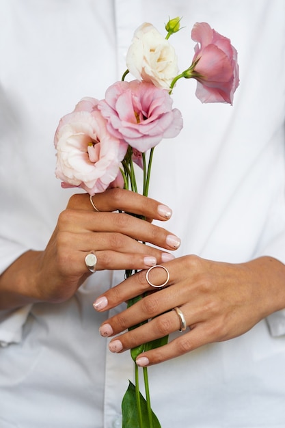 Vrouw toont haar nail art op vingernagels met bloem