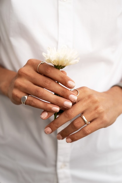 Vrouw toont haar nail art op vingernagels met bloem