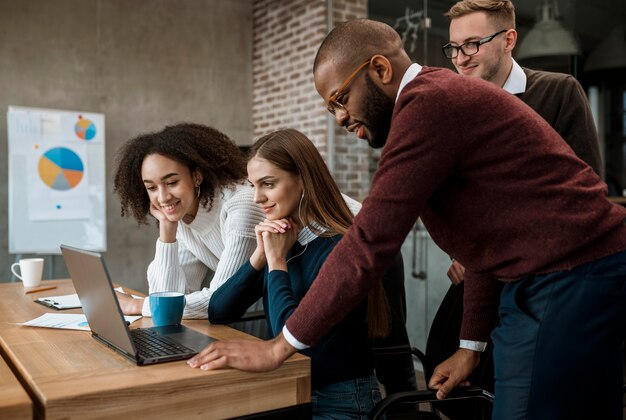 Vrouw toont iets aan haar collega's tijdens een vergadering