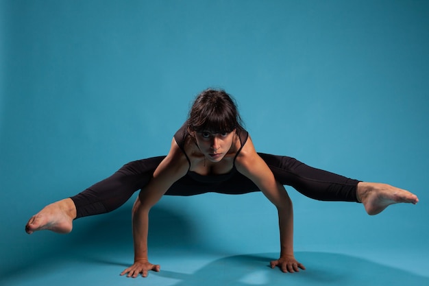 Vrouw trainer staande in handen beoefenen van yoga positie training arm balans werken bij een gezonde levensstijl. fit atletisch persoon in sportkleding die lichaamsspieren uitrekt tijdens sporttraining