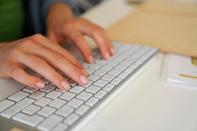 Vrouw typen op toetsenbord op het werk