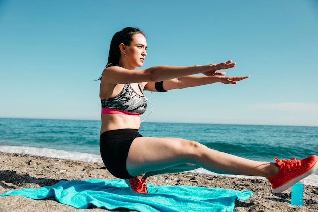 Gratis foto vrouw uit te werken op het strand