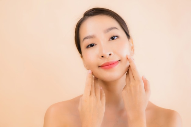 Vrouw van het portret de mooie jonge Aziatische gezicht met beauty spa concept