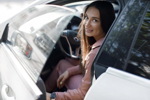 vrouw van middelbare leeftijd in auto