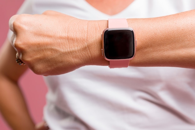 Vrouw van middelbare leeftijd met fitness-tracker