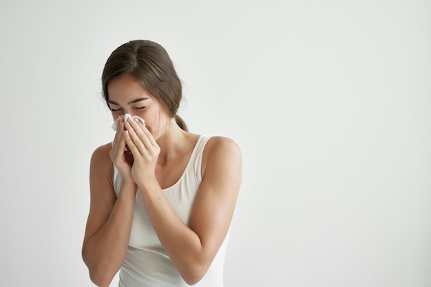Vrouw veegt haar neus af met een zakdoekallergie gezondheidsproblemen virus
