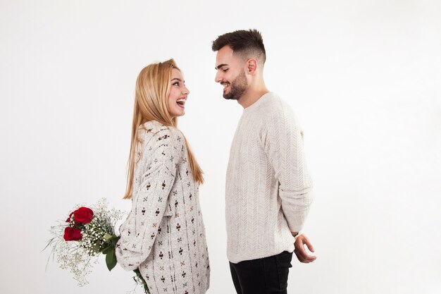 Vrouw verbergt bloemen van de mens