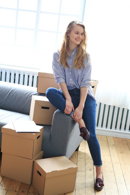 vrouw verhuist naar een nieuw huis