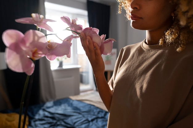 Gratis foto vrouw versiert haar huis met orchideeën