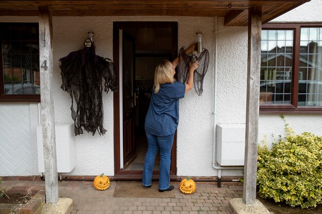 Vrouw versiert haar huis voor halloween