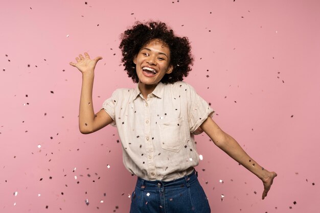 Vrouw viert feest met confetti