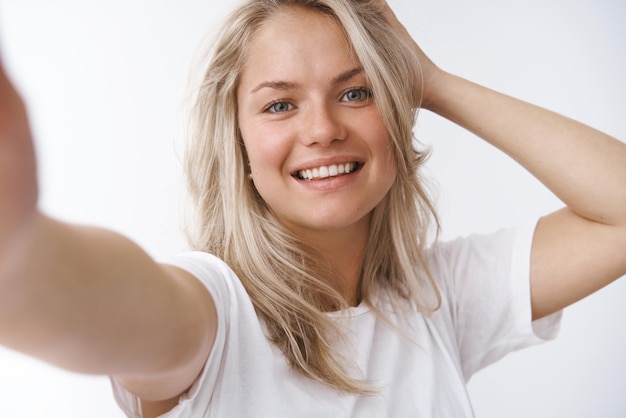 vrouw voelt zich gezond en slikt vitamines