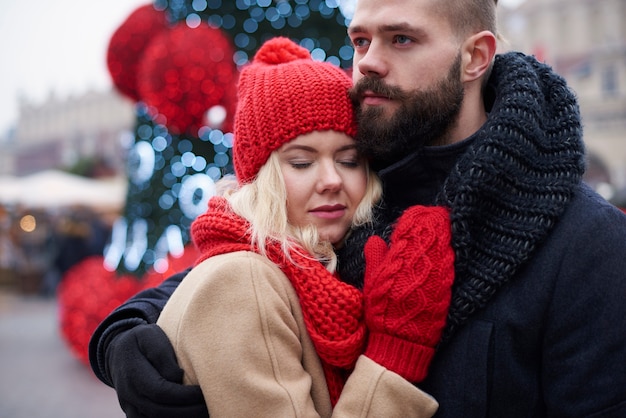 Vrouw voelt zich veilig in de armen van de man