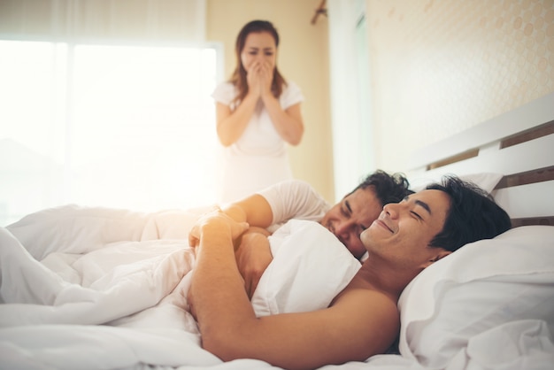 Vrouw vond haar man in Bed With Another guy, hij is gay