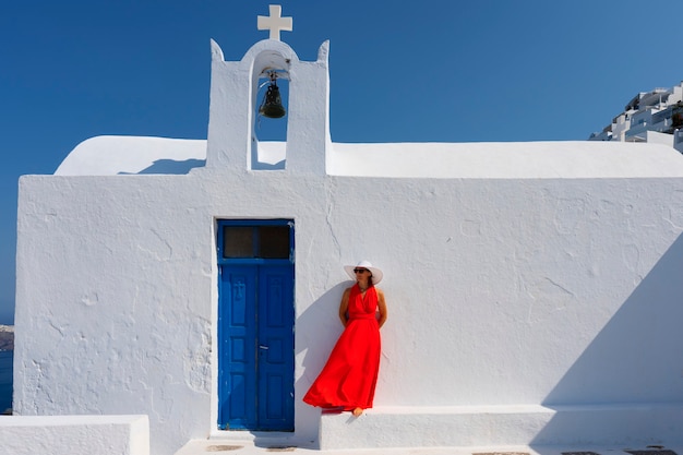 Vrouw voor kerk in Santorini, Griekenland