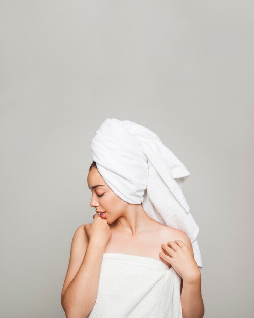 Vrouw vrouw poseren en een handdoek dragen