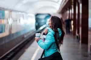 Gratis foto vrouw wacht op een metrostation in kiev.