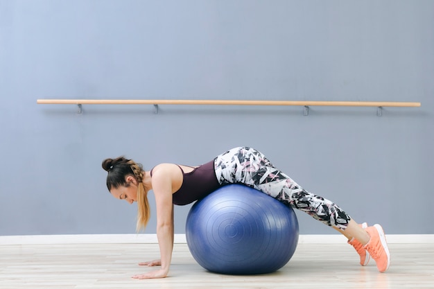 Vrouw warming-up op fitball