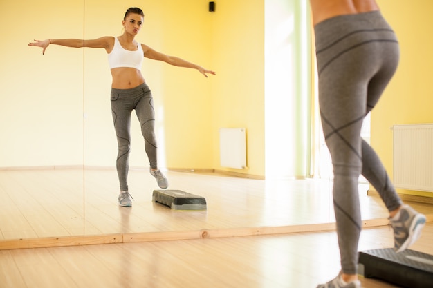 vrouw welzijn binnen activiteit gymnastiek danser naaktmodel