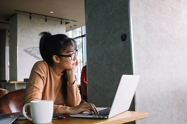 Vrouw werken op laptop