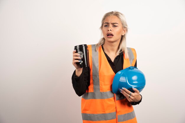 Vrouw werknemer gevoel verloren op witte achtergrond. Hoge kwaliteit foto