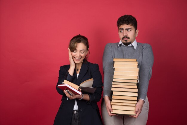 Vrouw werknemer leesboek naast haar partner