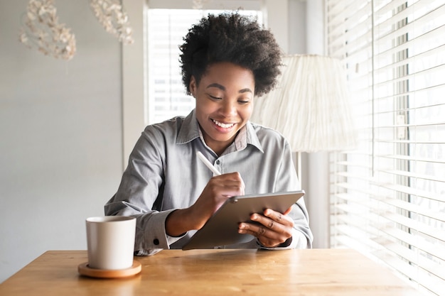 Vrouw werkt aan een digitale tablet in het nieuwe normaal new