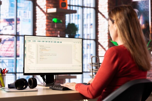 Vrouw werkt met een intelligente AI-chatbot om werkgerelateerde taken uit te voeren