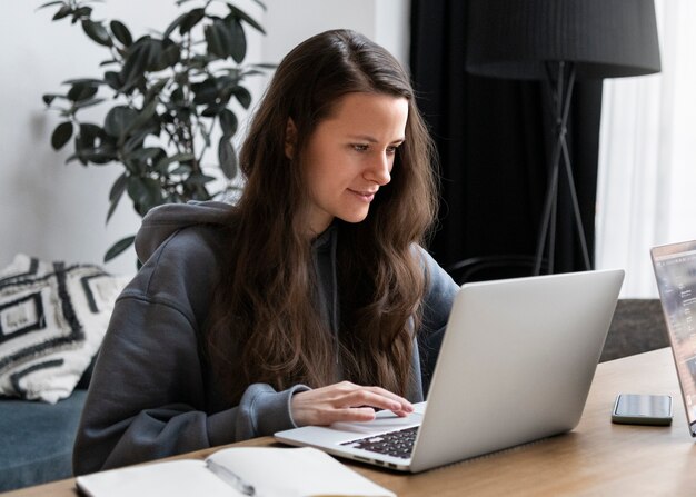 Vrouw werkt vanuit huis op laptop