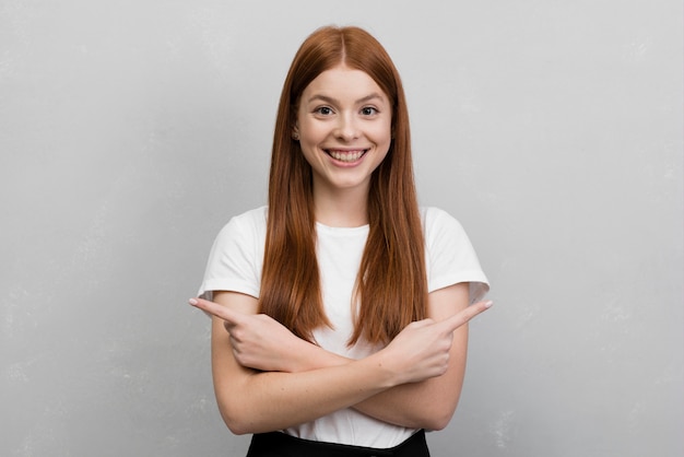 Vrouw wijzend naar de zijkanten