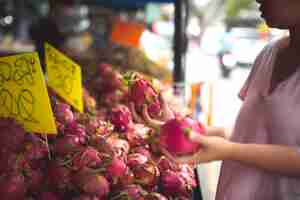 Gratis foto vrouw winkelen biologisch fruit