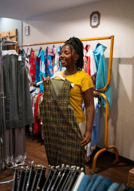 Vrouw winkelen in de kringloopwinkel