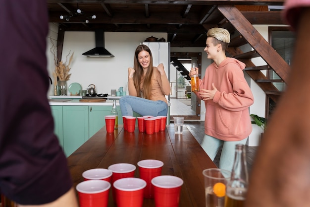 Gratis foto vrouw wint op een bierpongfeestje