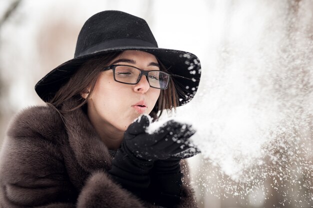 Vrouw winter jong gelukkig meisje