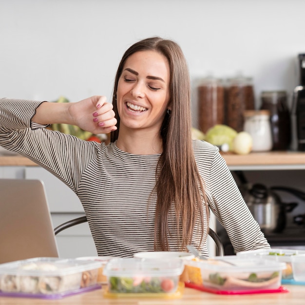 Gratis foto vrouw wordt moe van het werk en klaar om te eten