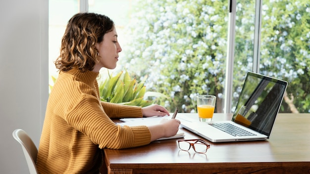 Gratis foto vrouw wordt thuis in quarantaine geplaatst