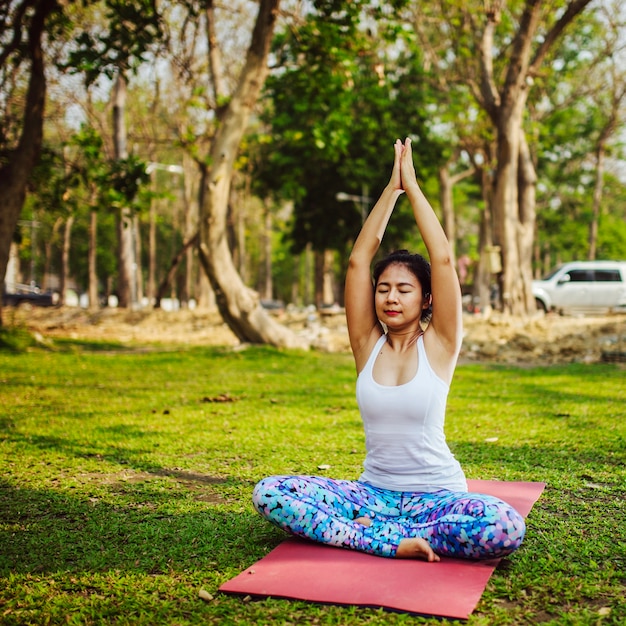 Vrouw, yoga en natuur