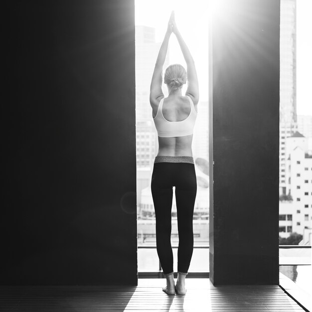 Vrouw Yogapraktijk Vormt Trainingsconcept