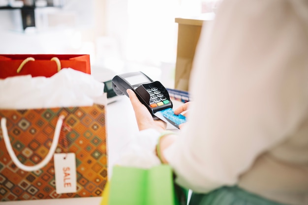 Vrouw zetten creditcard in betalingsterminal