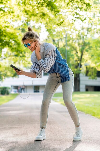 Vrouw zingen en dansen vooraanzicht