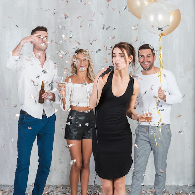 Gratis foto vrouw zingt op feestje met vrienden