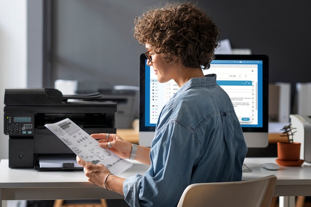 Gratis foto vrouw zit aan bureau medium shot