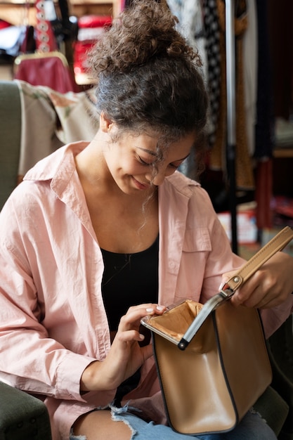 Gratis foto vrouw zit bij kringloopwinkel hoge hoek