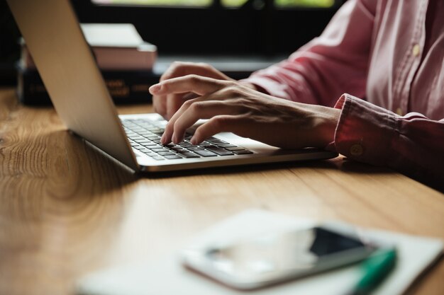 vrouw zitten door tafel in café