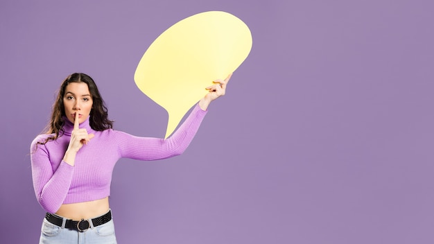 Vrouw zitten en houden tekstballon