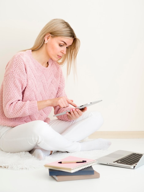 Vrouw zitten in bed en leren