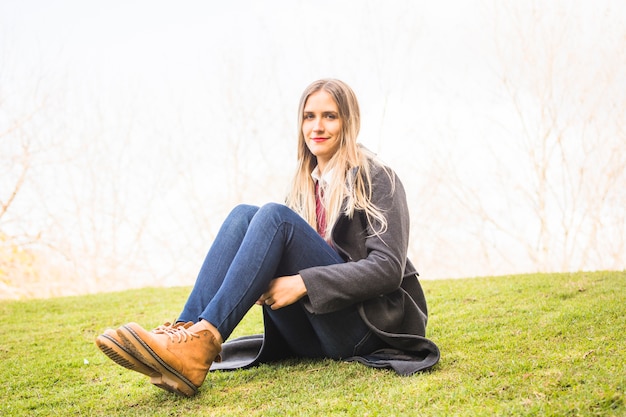 Gratis foto vrouw zitten in de herfst mist