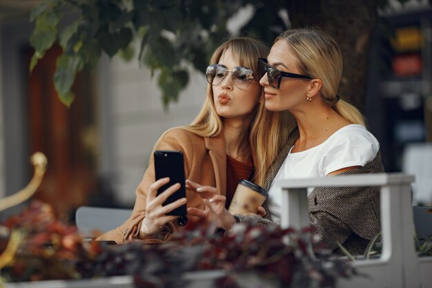 Vrouw zitten in een zomerstad en koffie drinken